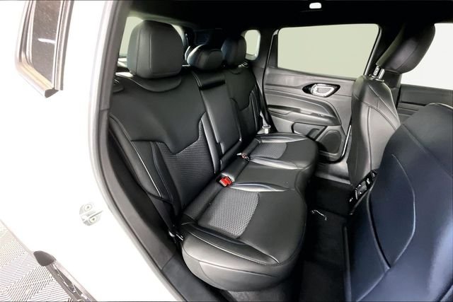 New 2026 Bright White Clear-Coat Exterior Paint Jeep Latitude image 10
