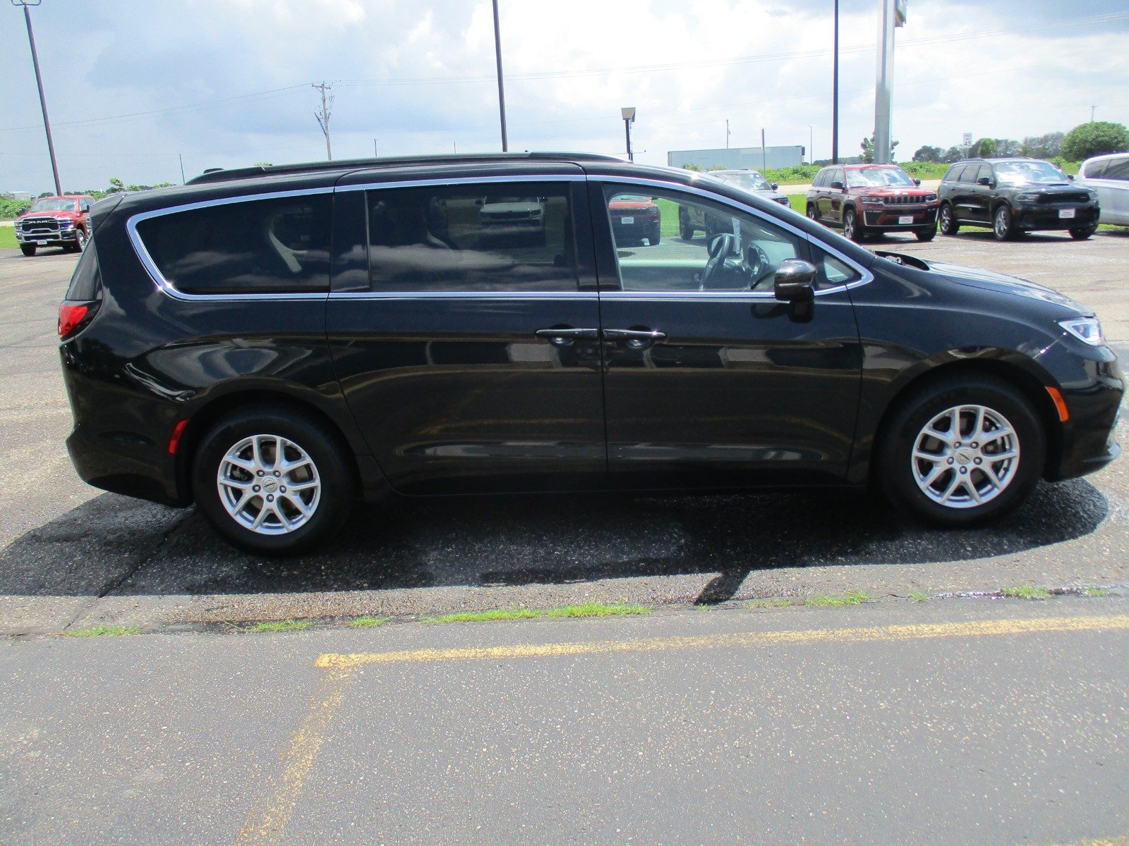 Used 2022 BLACK Chrysler Touring L image 7