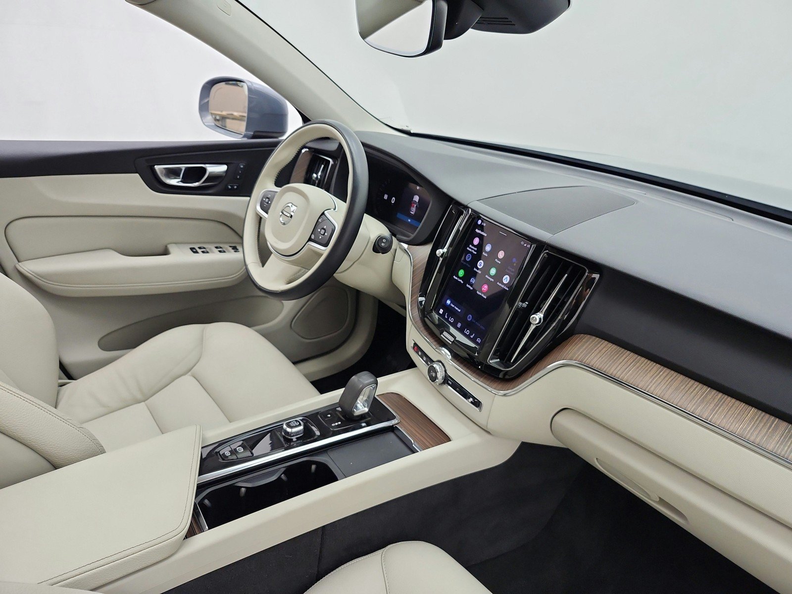 Used 2022 Thunder Grey Metallic Volvo Momentum image 18