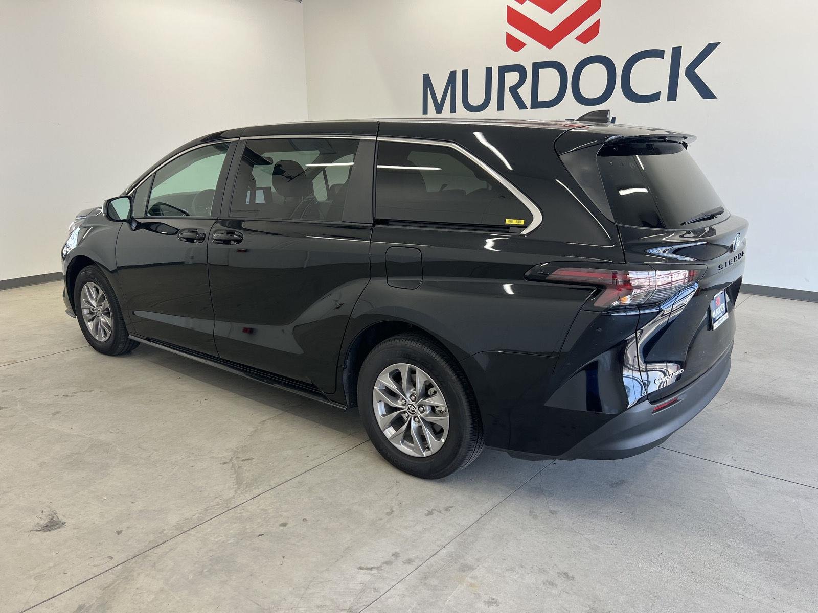 2025 Toyota Sienna LE - Photo 9
