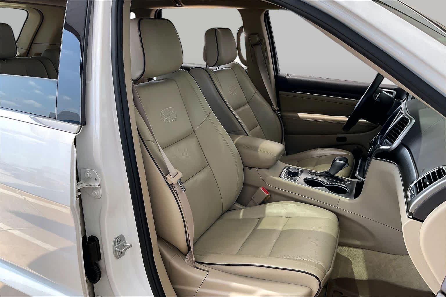 Used 2018 Ivory 3-Coat Jeep Overland image 8