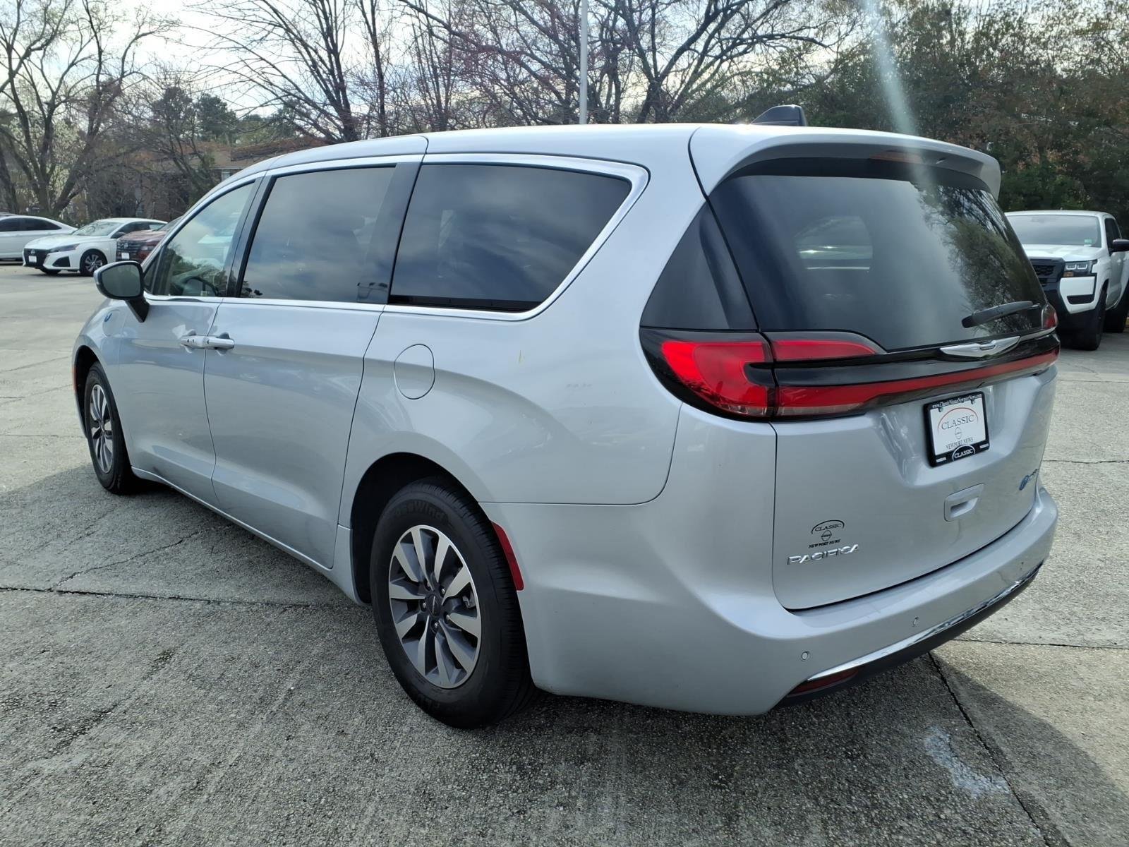 Used 2023 Silver Mist Clearcoat Chrysler Hybrid Touring L image 11