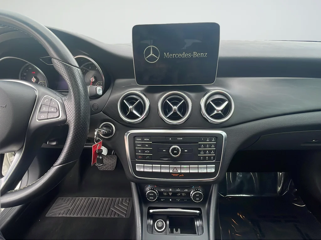 Used 2018 White Mercedes-Benz GLA 250 image 24