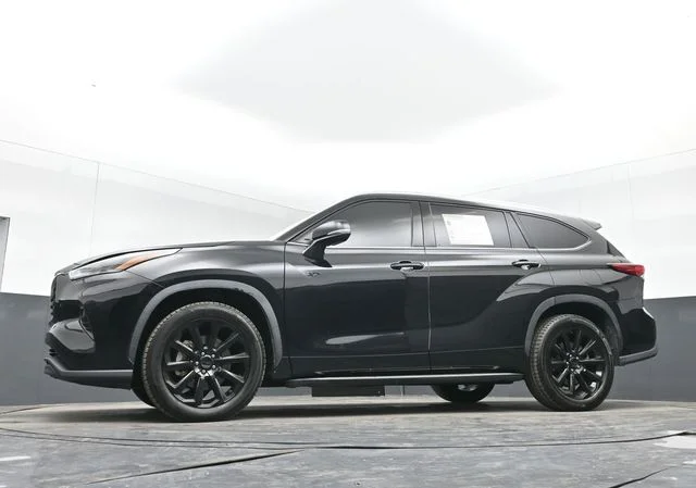 Used 2021 Black Toyota XLE image 36