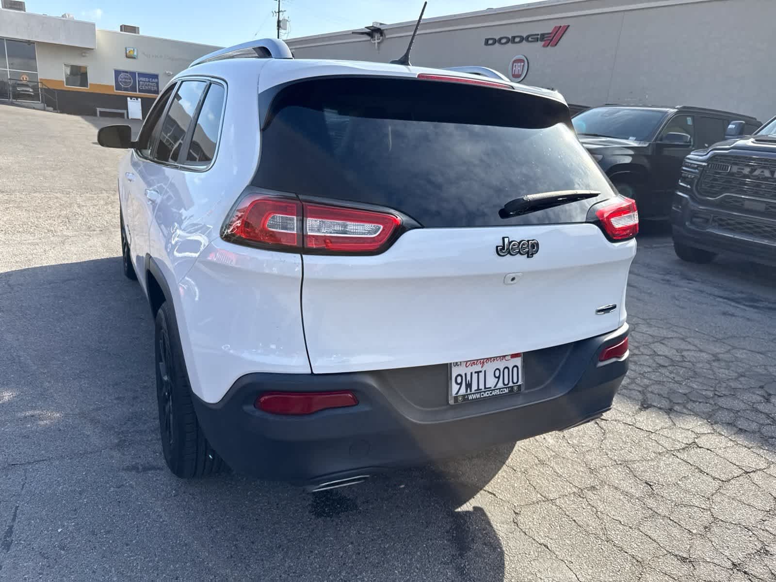 Used 2018 Bright White Clearcoat Jeep Latitude image 15