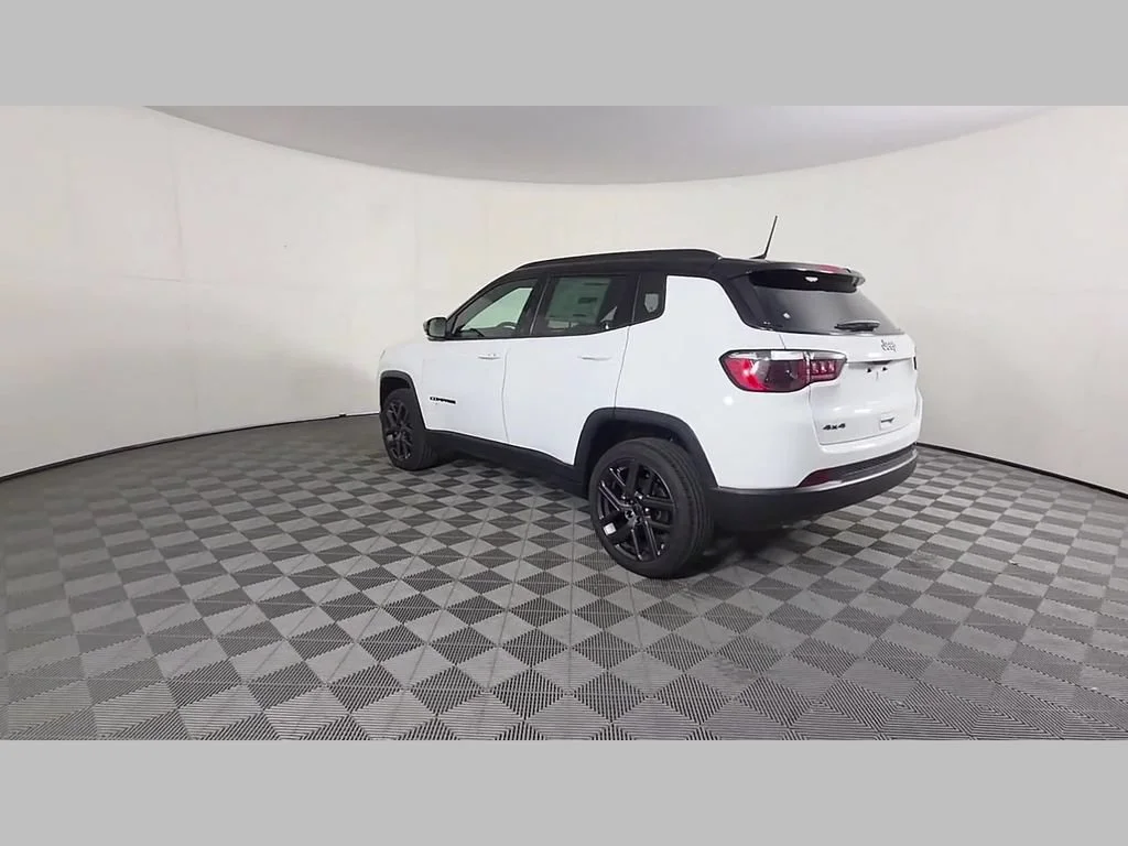 New 2026 Bright White Clear-Coat Exterior Paint Jeep Limited Altitude image 29