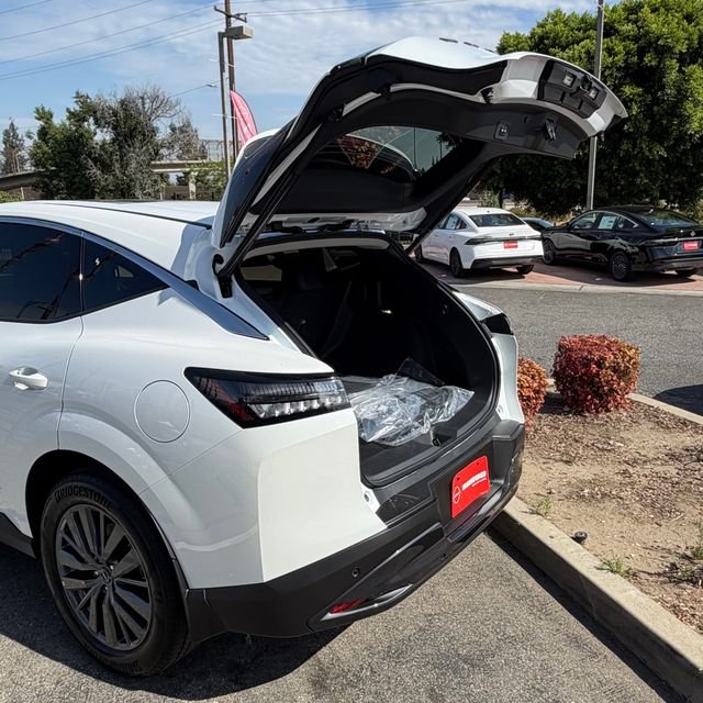 New 2026 Everest White Pearl TriCoat Nissan SL image 8
