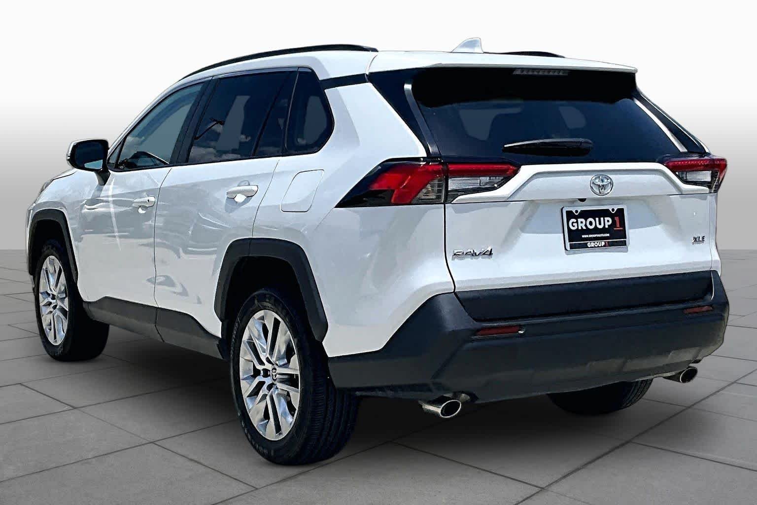 Used 2025 Wind Chill Pearl Toyota XLE Premium image 12