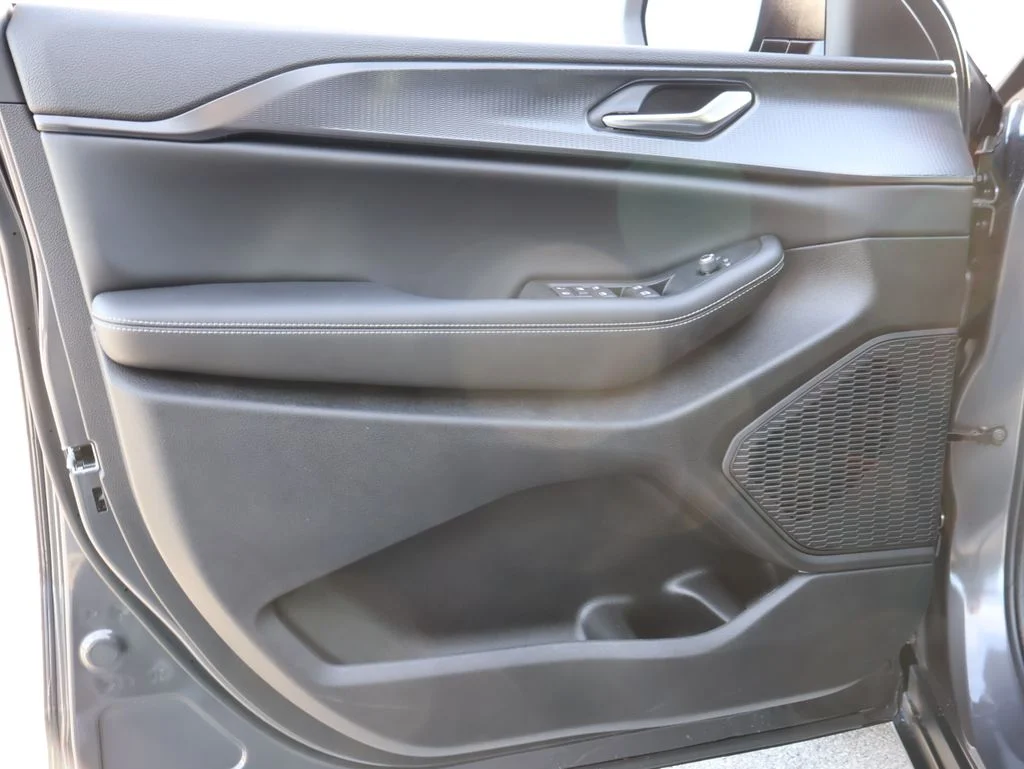 New 2026 Baltic Gray Metallic Clear-Coat Exterior Paint Jeep Laredo X image 21