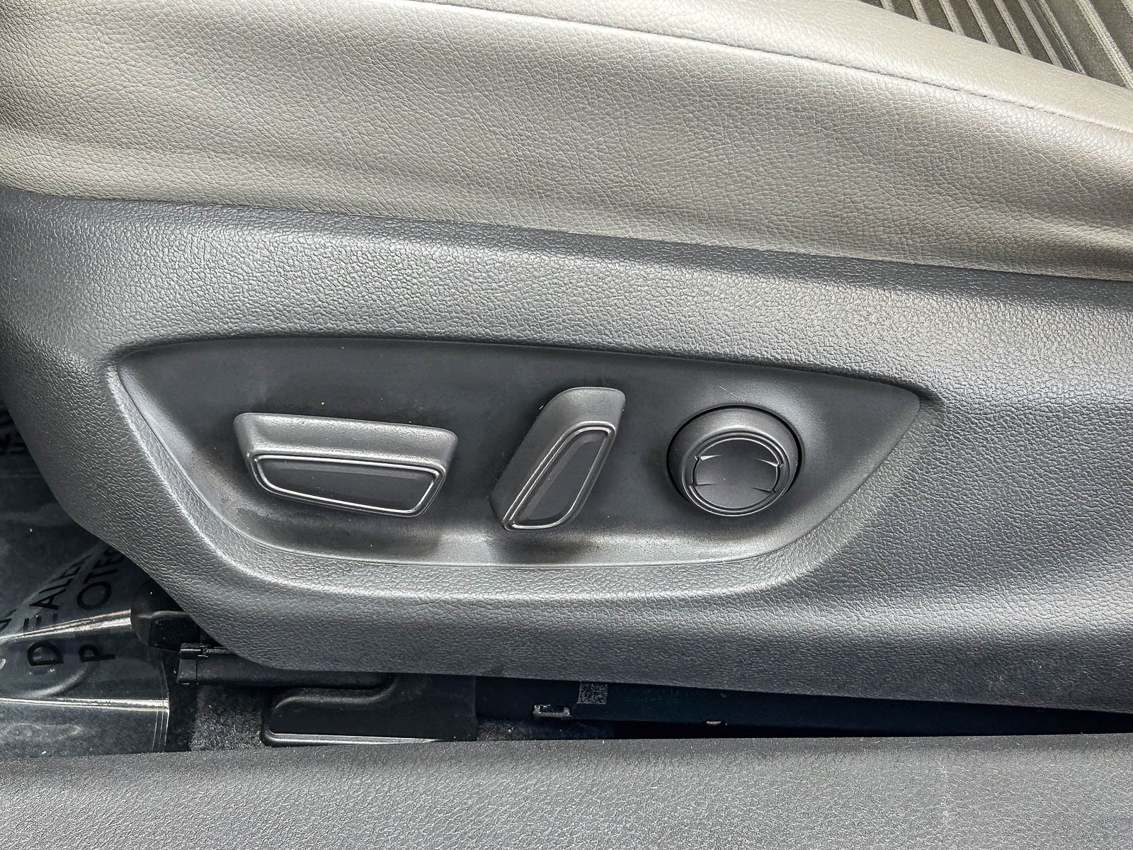 Used 2018 SUPER WHITE Toyota SE image 22