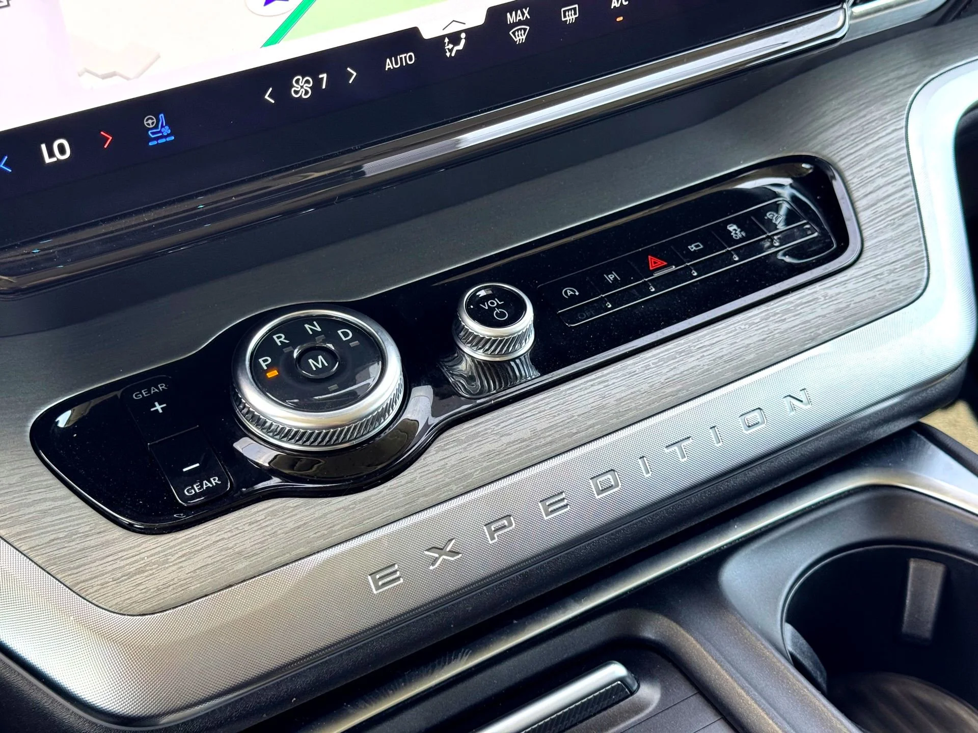 Used 2025  Ford Platinum image 32