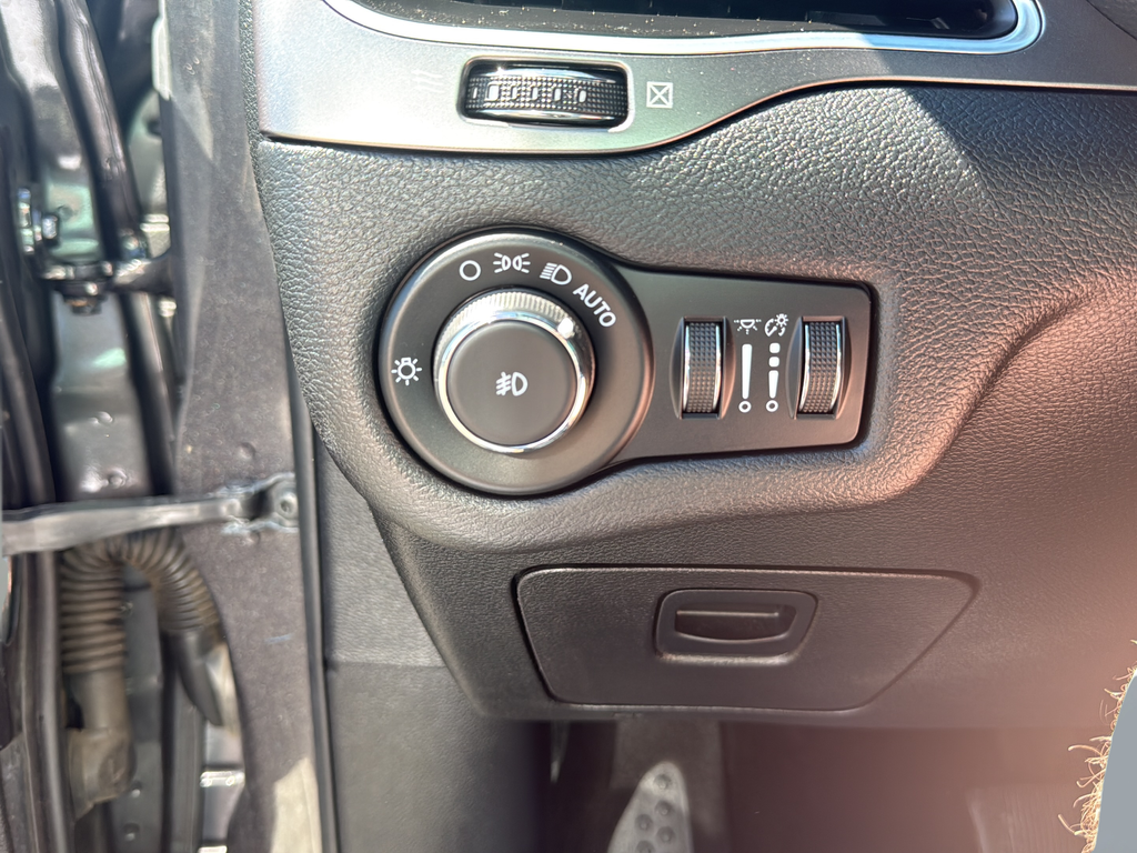 Used 2021 Gray Jeep Latitude Plus image 22