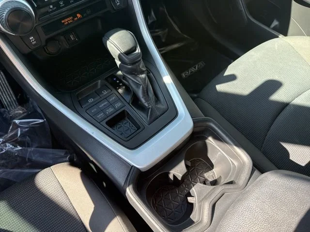 2019 Toyota RAV4 LE - Photo 26