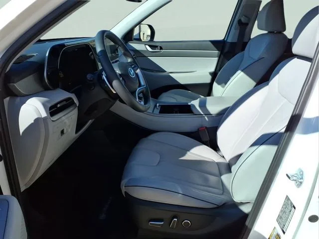 Used 2025  Hyundai SEL image 14