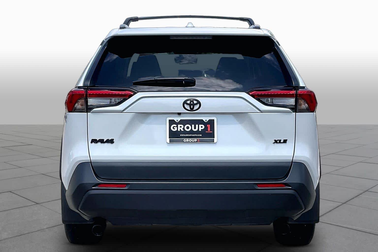 Used 2024 Wind Chill Pearl Toyota XLE Premium image 5