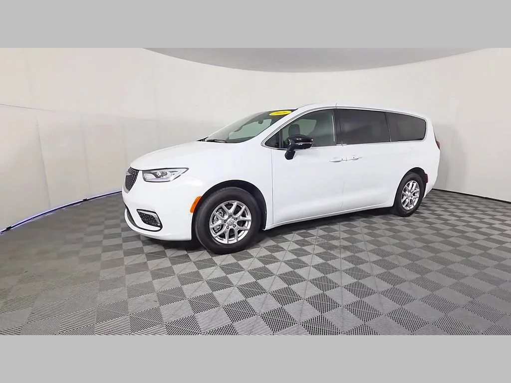 New 2026 Bright White Clear-Coat Exterior Paint Chrysler Select image 35
