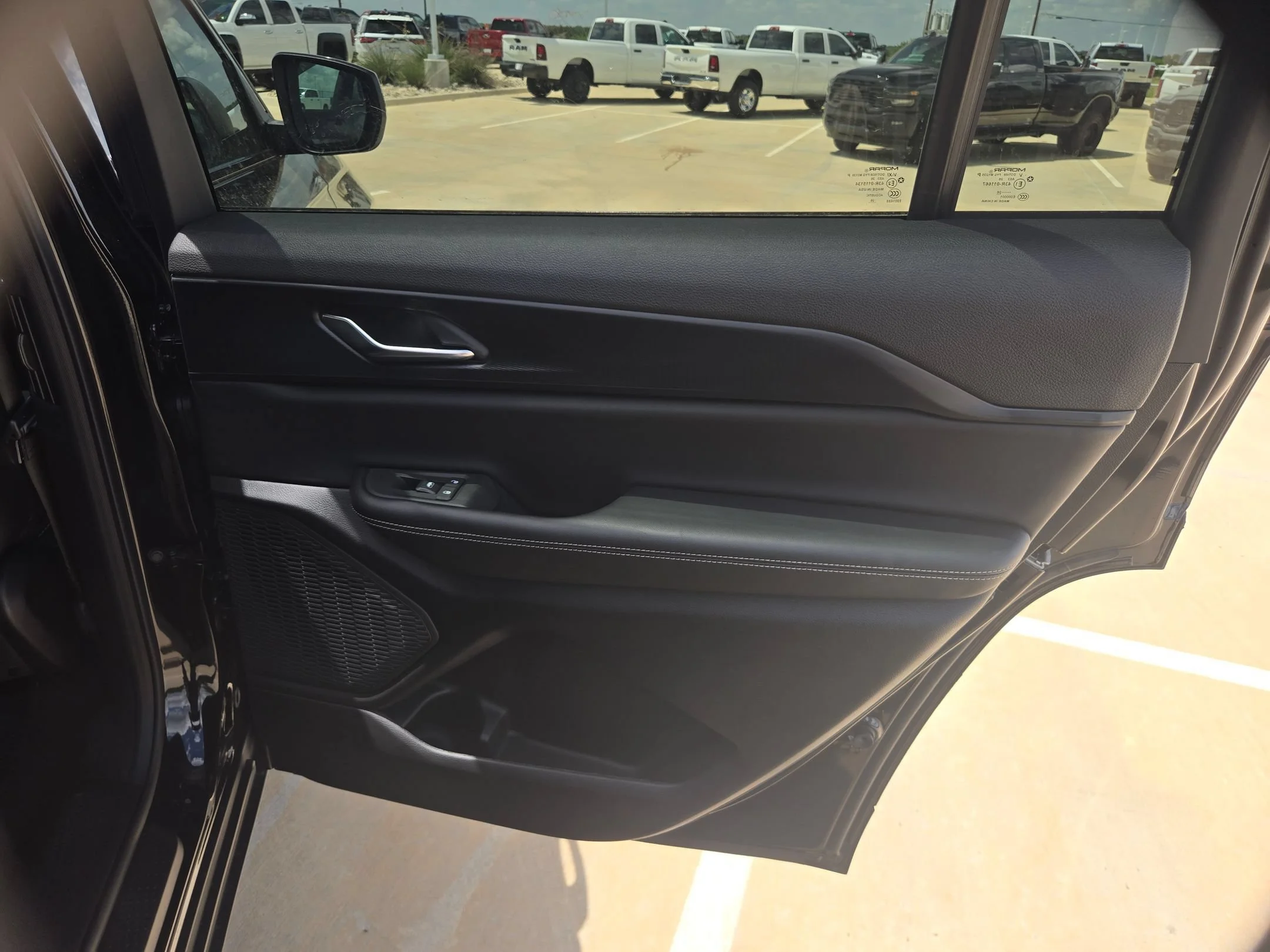 New 2026 Diamond Black Crystal Pearl-Coat Exterior Paint Jeep Laredo image 24
