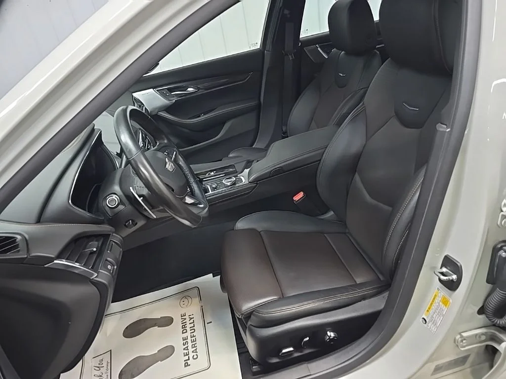 Used 2023 White Cadillac V-Series image 33