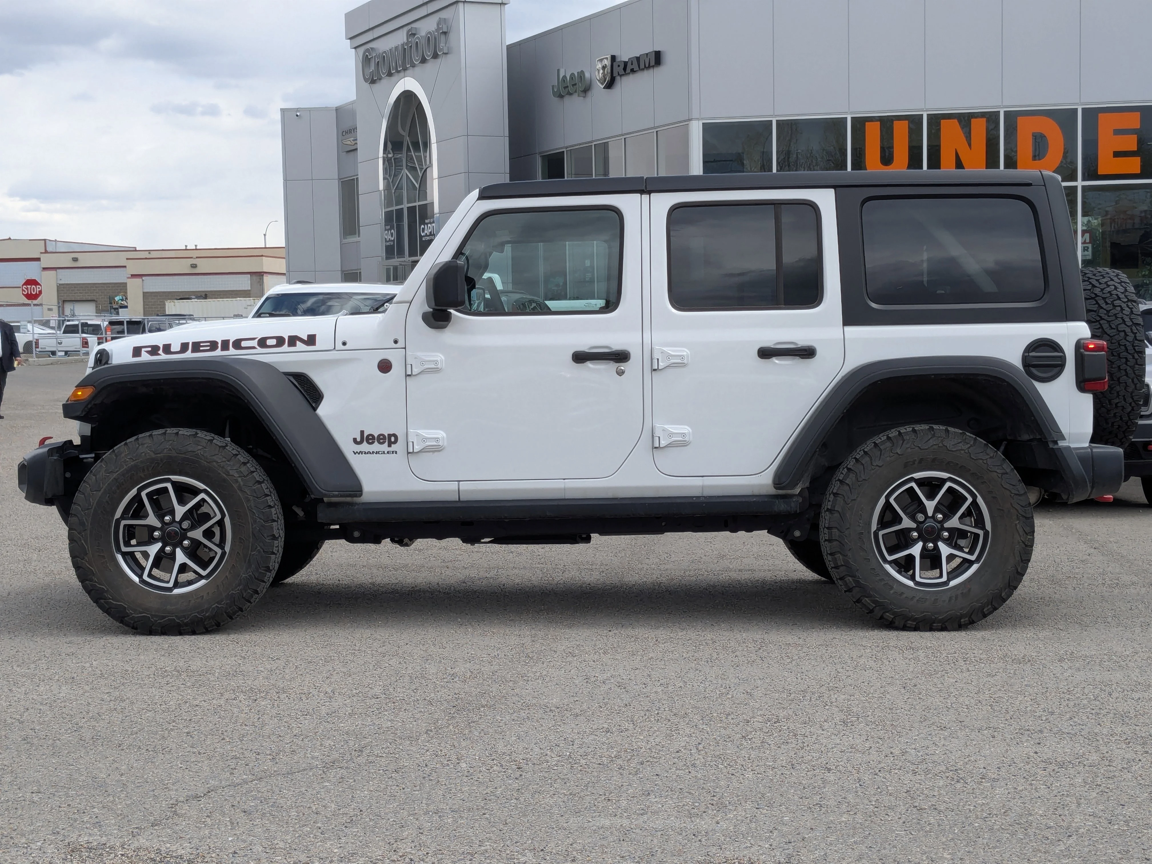 Used 2024 White Jeep Rubicon - Tech Grp - Safety Grp - Alpine Audio - Blind Spot - LED Lighting & More image 5