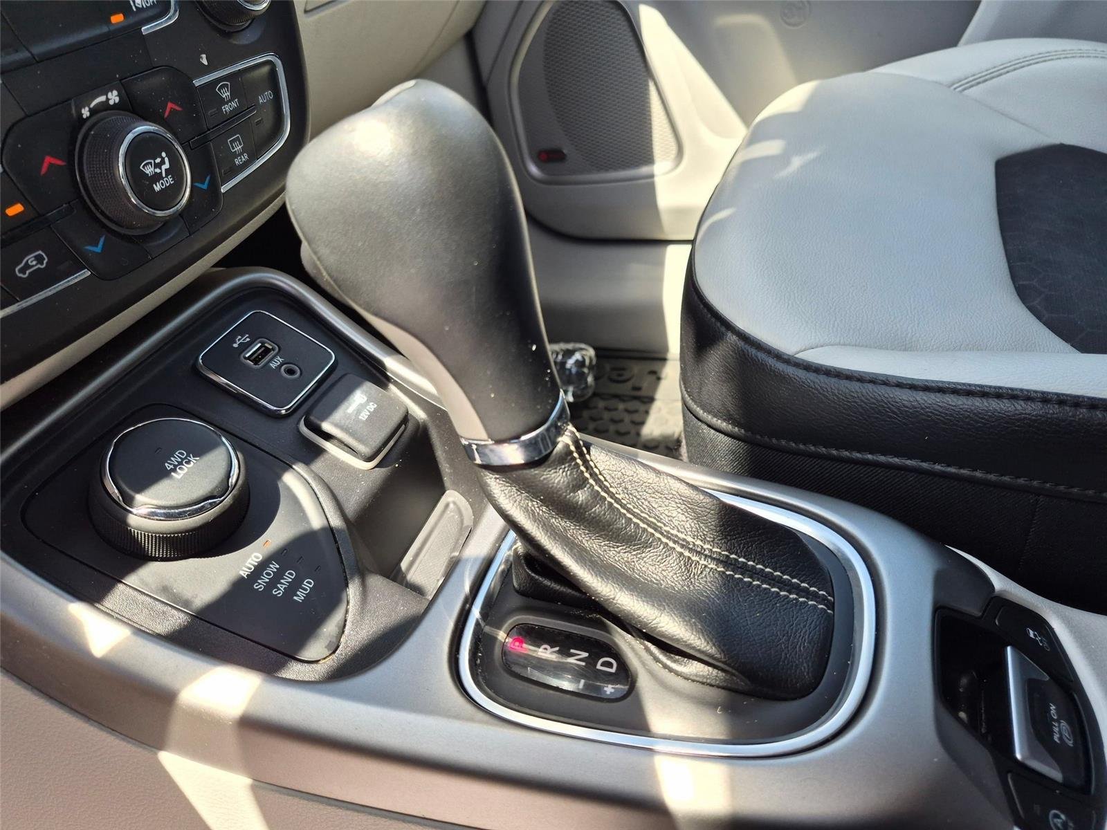 Used 2018 White Clearcoat Jeep Latitude image 24