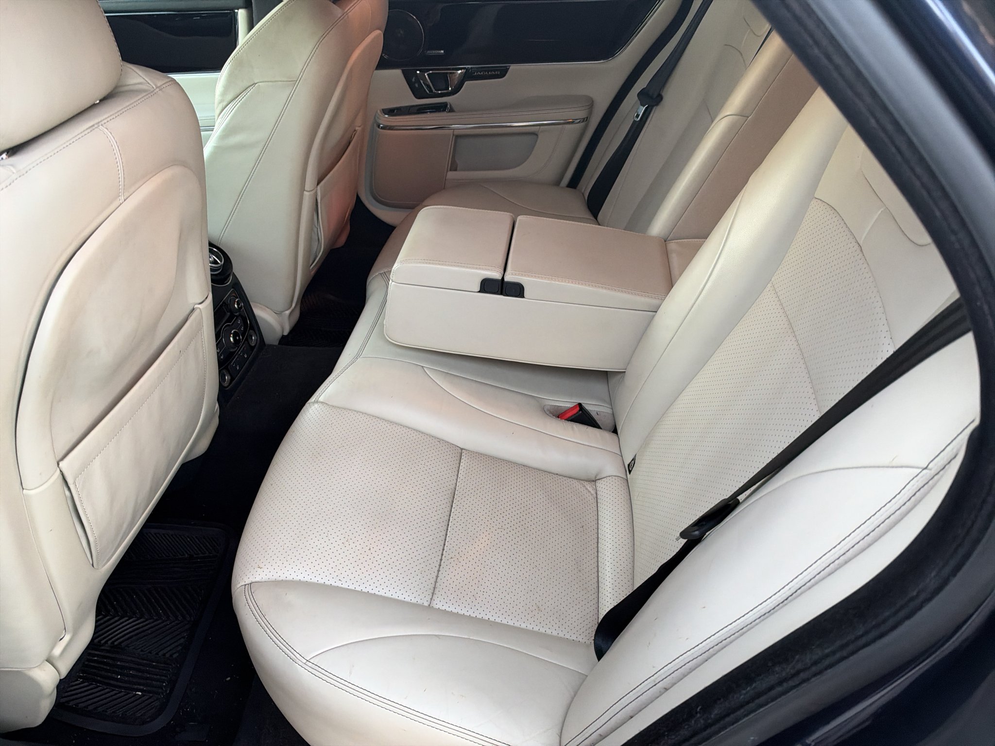 Used 2015 Dark Sapphire Metallic Jaguar XJ image 10