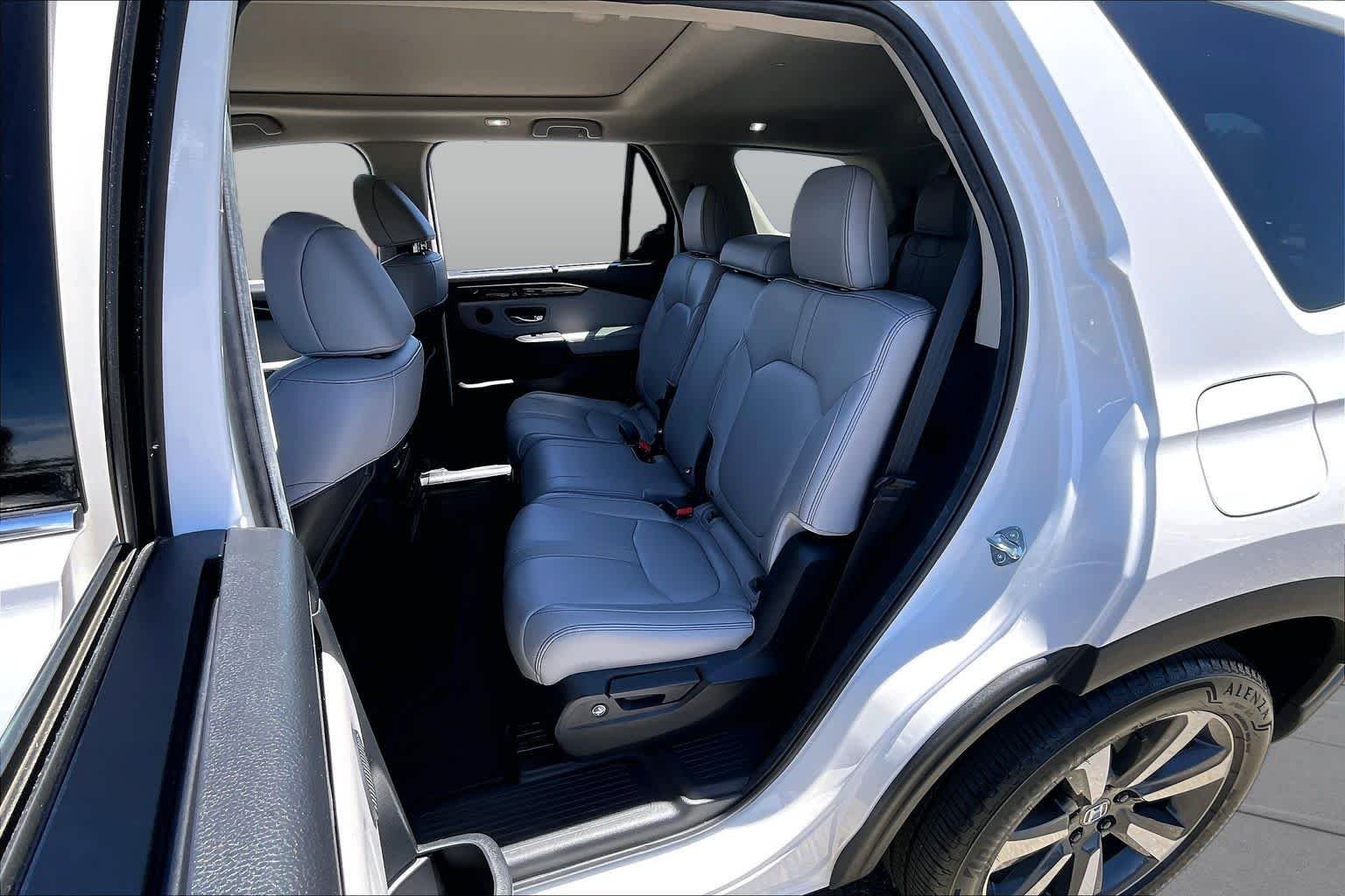 Used 2025 Platinum White Pearl Honda Touring image 20