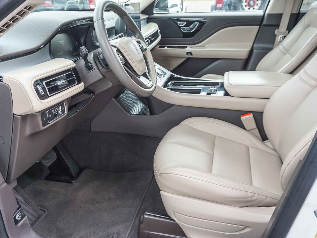 Used 2022 White Lincoln Standard image 17