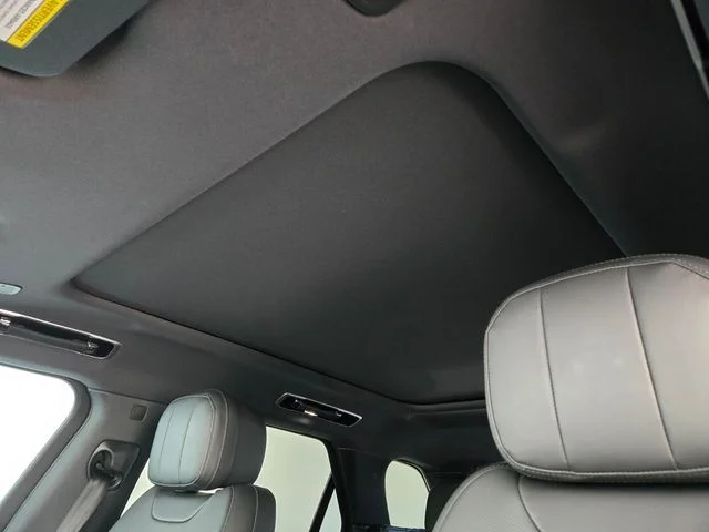 Used 2023 Gray Land Rover SE Dynamic image 11