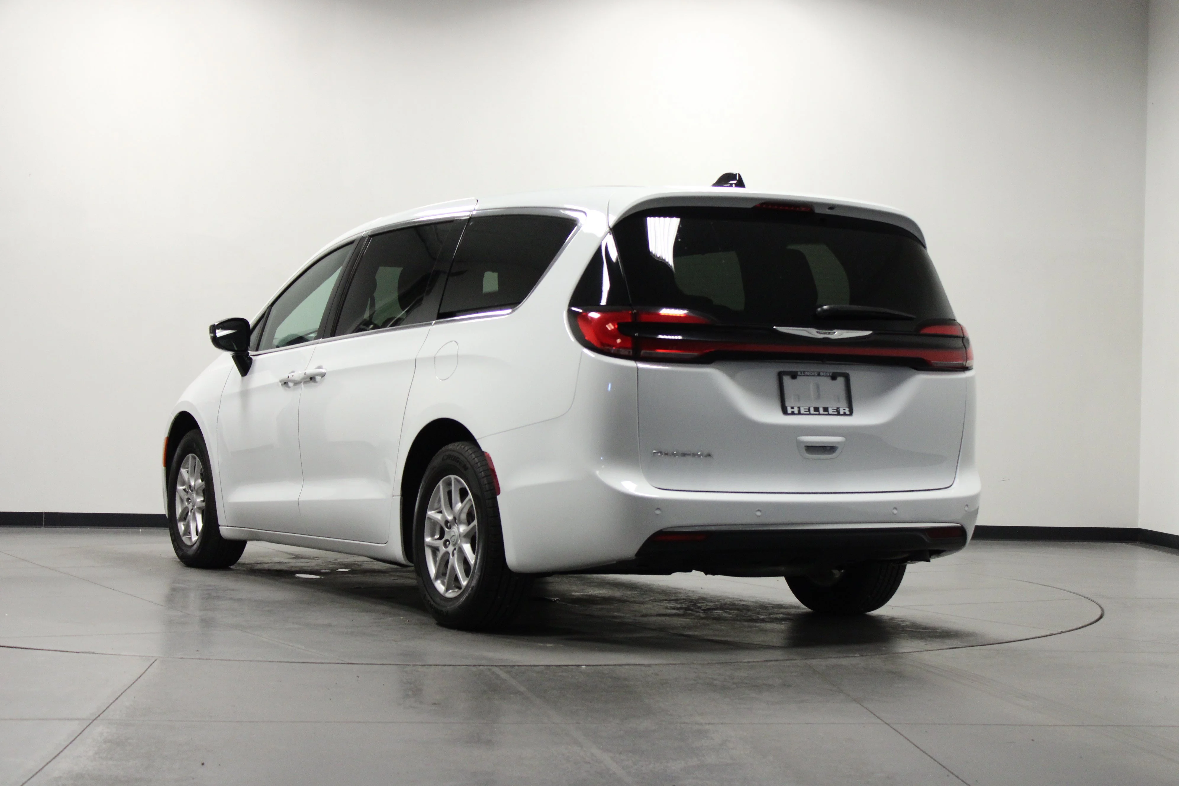 Used 2025 Bright White Clearcoat Chrysler Select image 6
