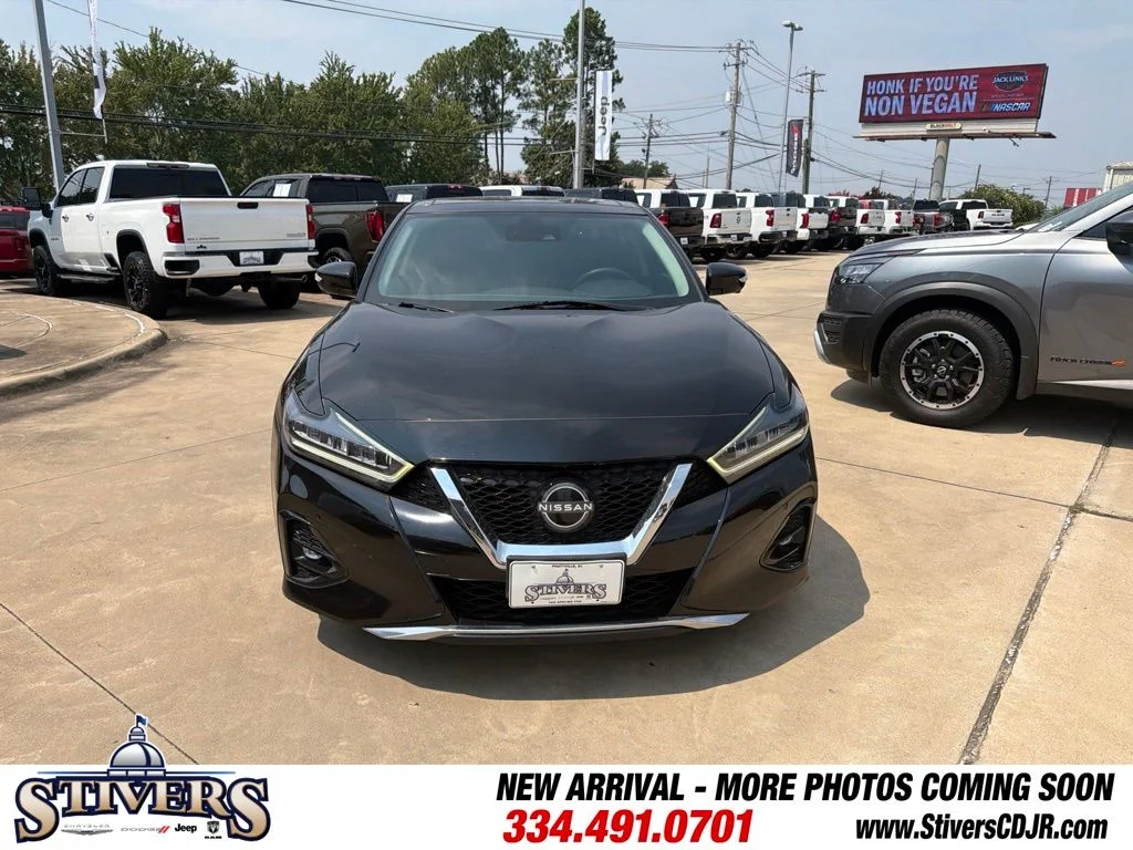 Used 2023 Black Nissan Platinum image 3