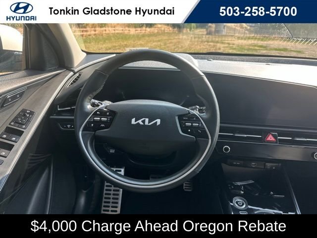 Used 2023 Snow White Pearl Kia Wave image 27