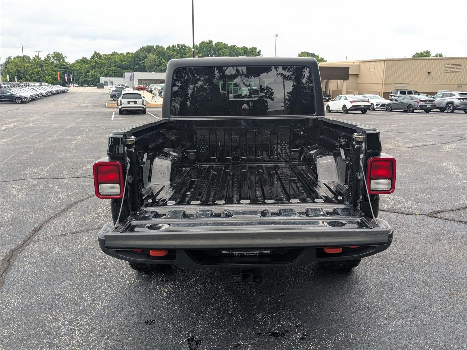 Used 2022 Black Clearcoat Jeep Mojave image 5