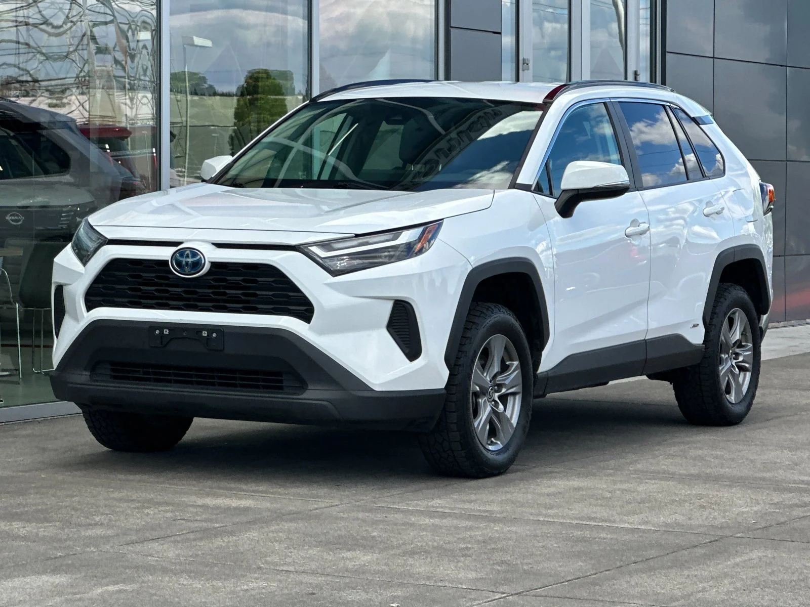 Used 2023 Ice Toyota LE image 8