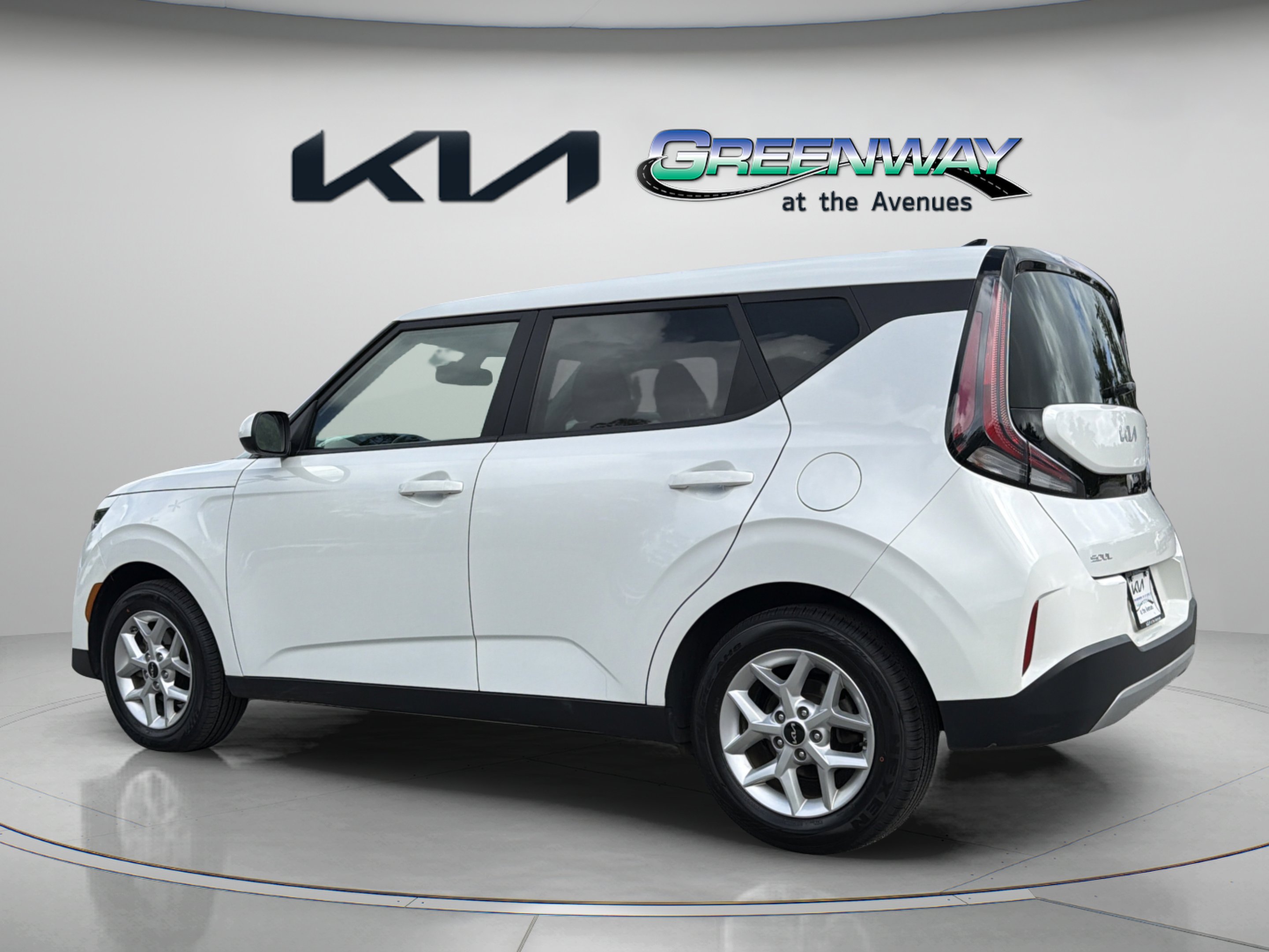 Used 2024 Snow White Pearl Kia LX image 4