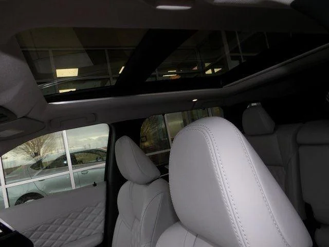 New 2025 Black Diamond/Alloy Silver Roof Mitsubishi SEL Platinum Edition image 17