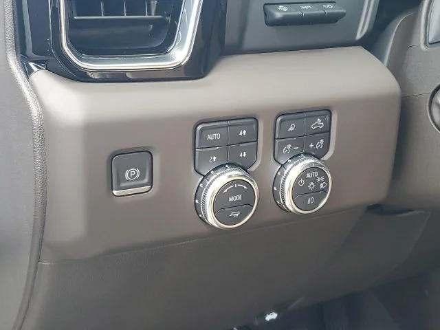 Used 2023 WHITE FROST TRICOAT GMC Denali image 17