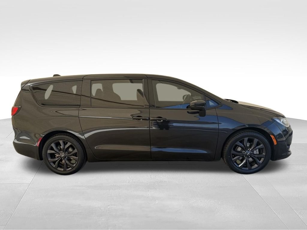 Used 2020 Brilliant Black Crystal Pearlcoat Chrysler Touring image 4