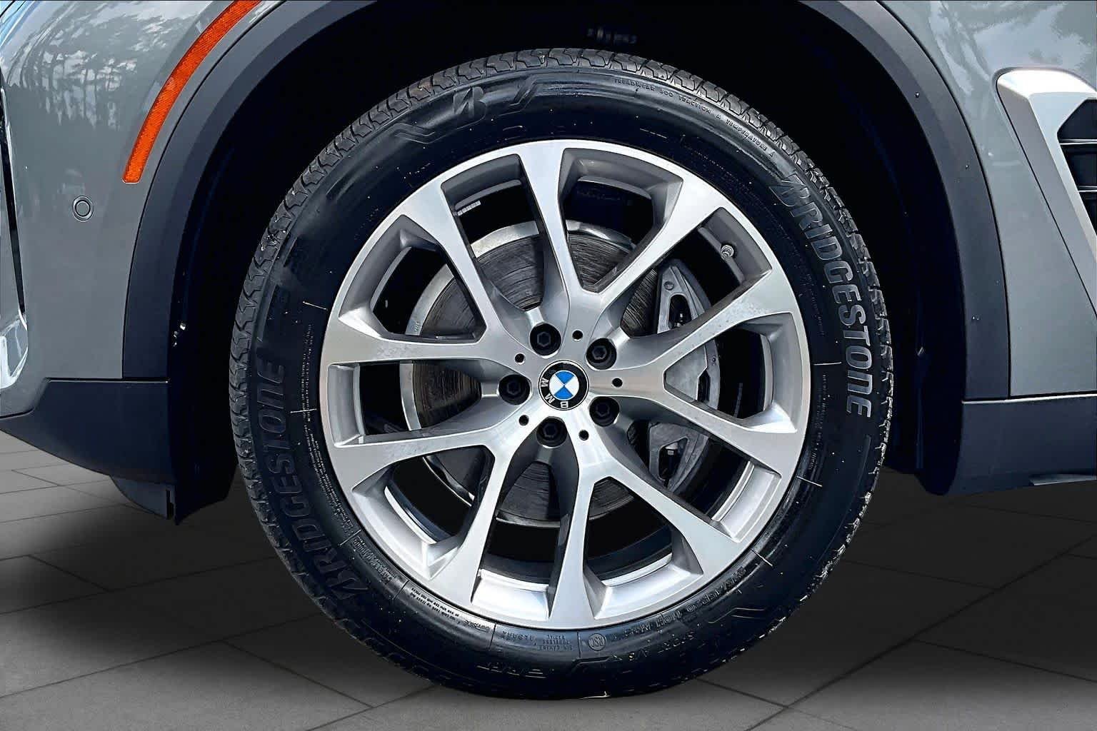 Used 2026 Skyscraper Grey Metallic BMW xDrive40i image 11