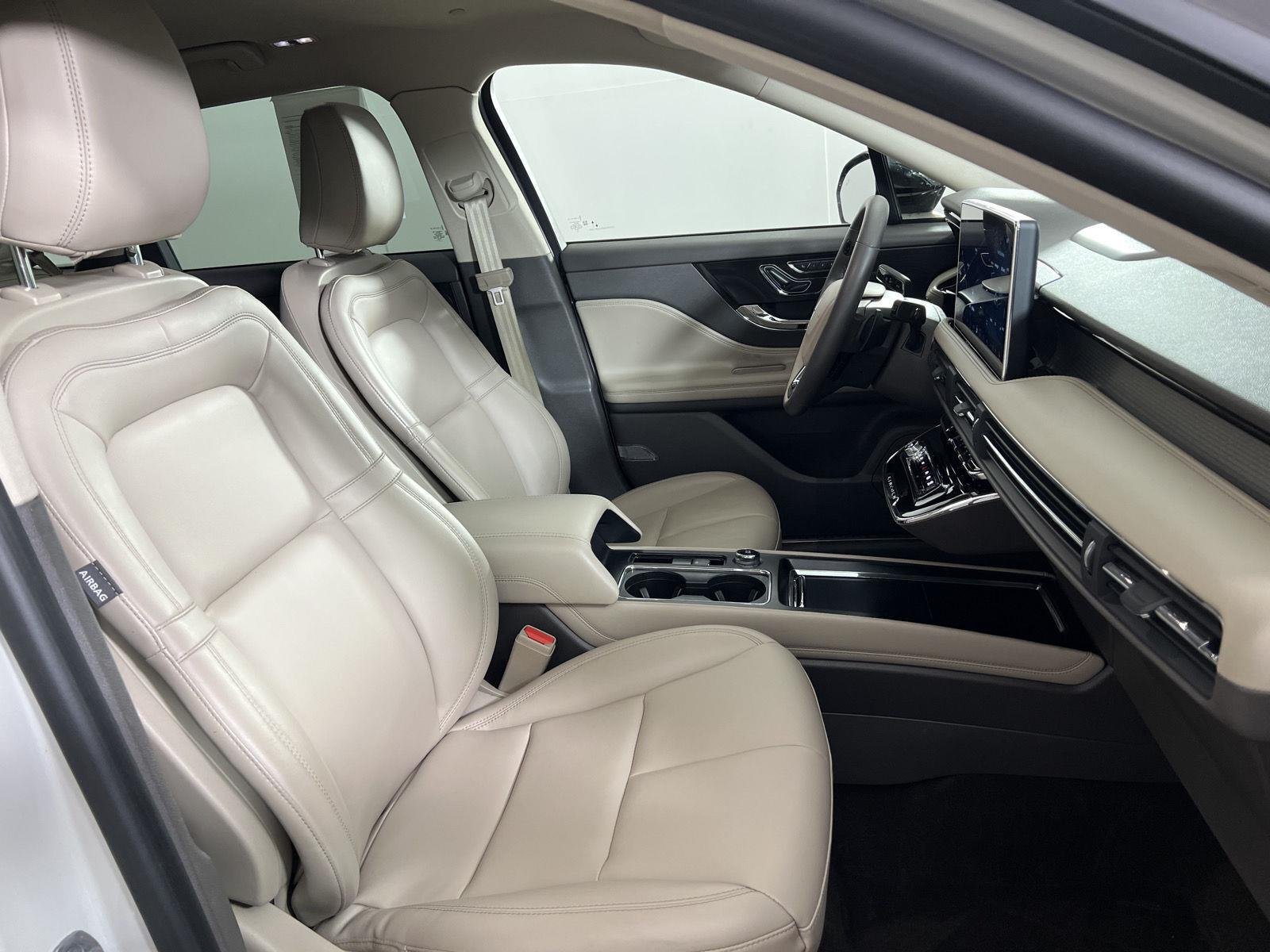 Used 2023 Ceramic Pearl Lincoln Standard image 39