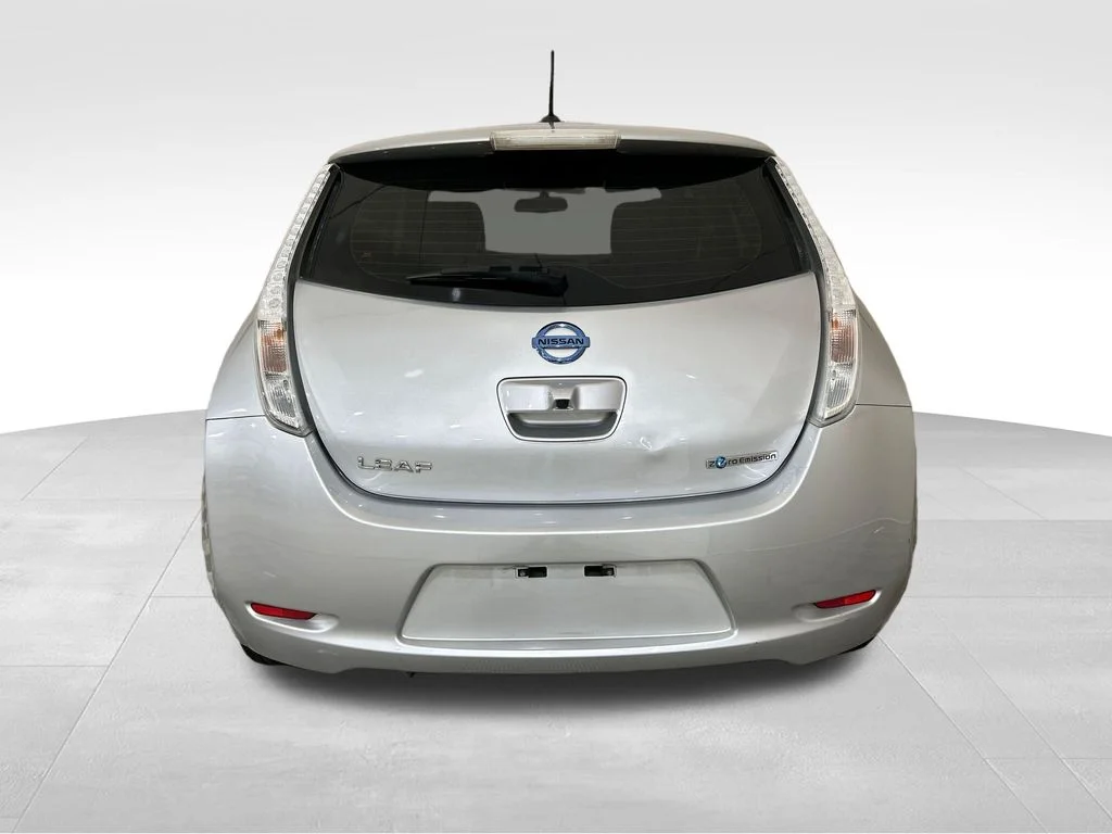 Used 2015 Silver Nissan SV image 4