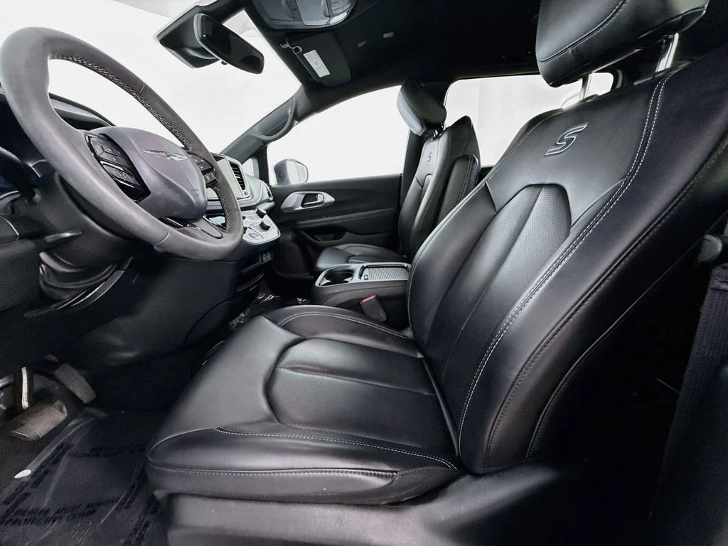 Used 2023 White Chrysler Touring L image 21