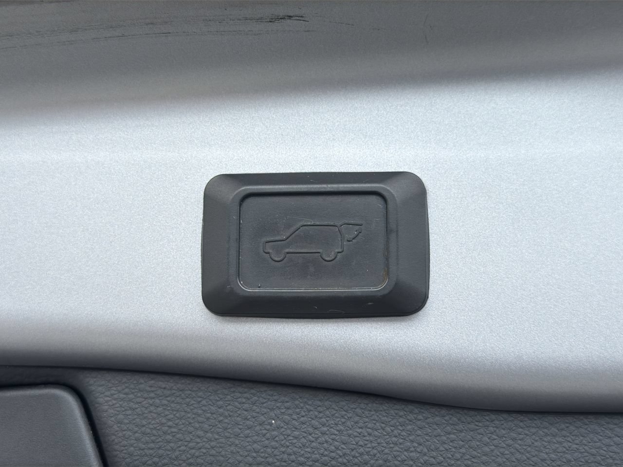 Used 2020 Silver Sky Metallic Toyota XLE Premium image 9