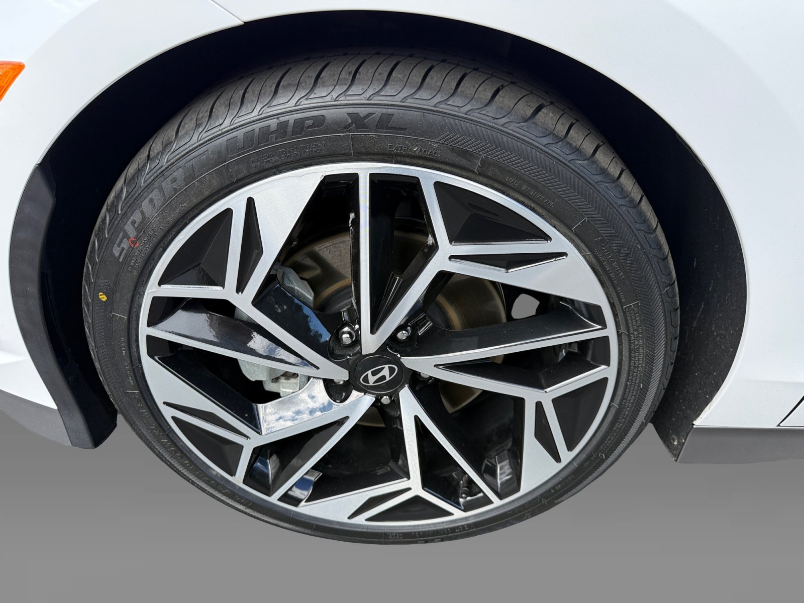 Used 2025 White Hyundai SEL image 9
