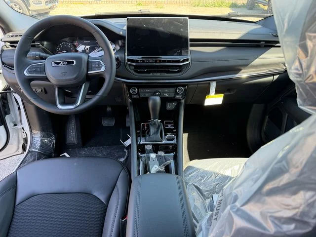 New 2026 Bright White Clearcoat Jeep Latitude image 23