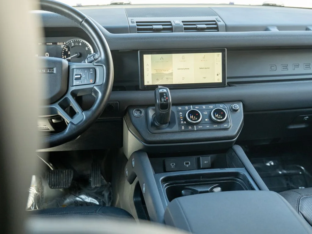 Used 2023 Black Land Rover X-Dynamic SE image 21