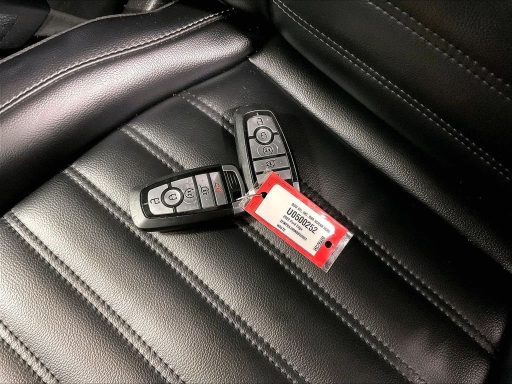 Used 2022 Oxford White Ford SEL image 30
