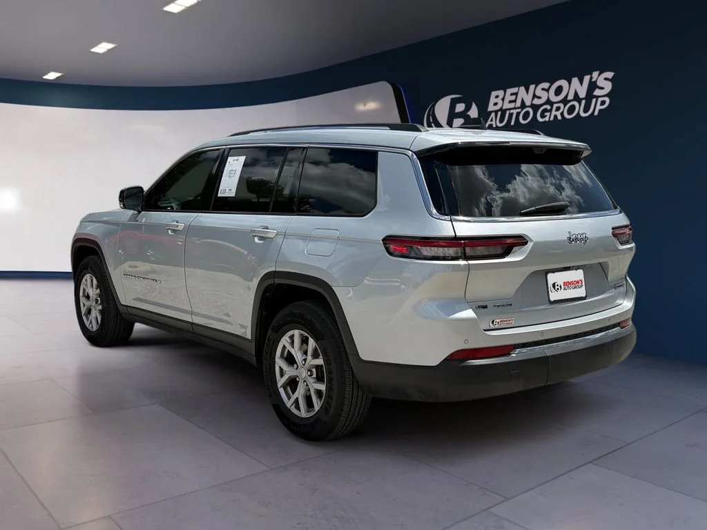 Used 2022 Silver Jeep Limited image 3