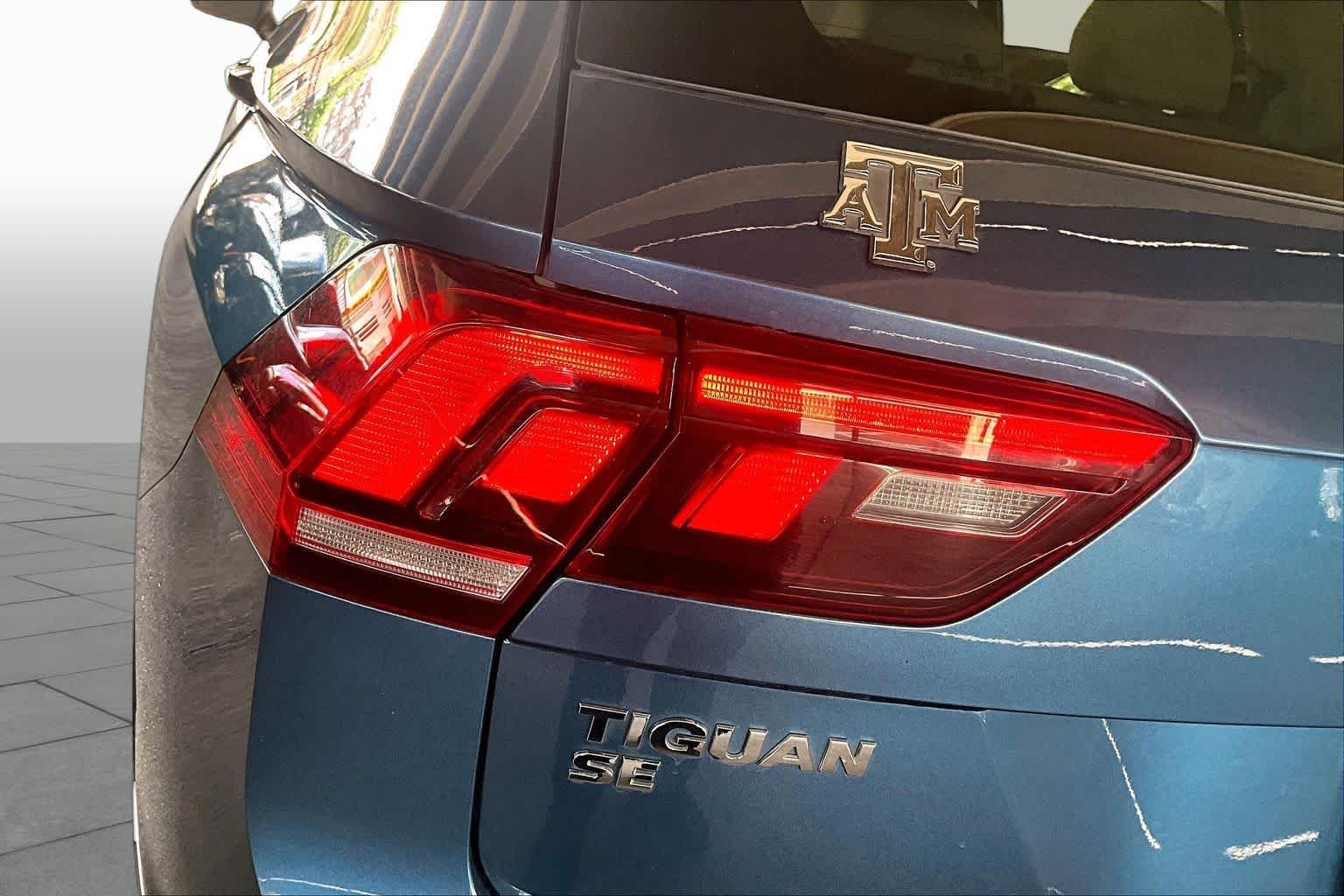 Used 2019 Silk Blue Metallic Volkswagen SE image 27