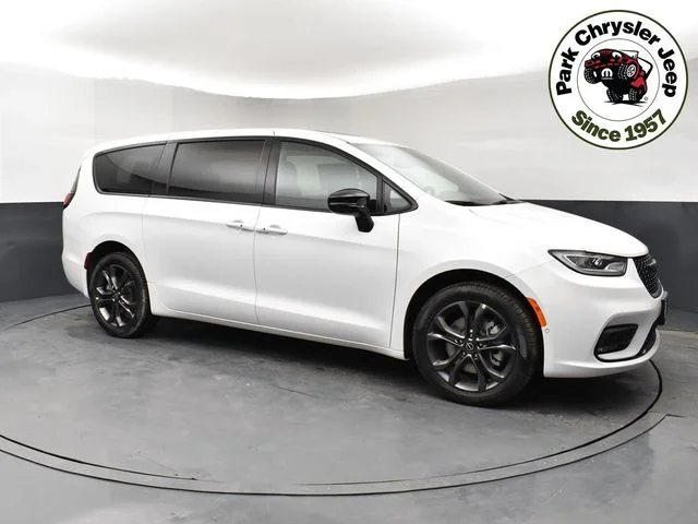 2026 Chrysler Pacifica Select AWD's photo