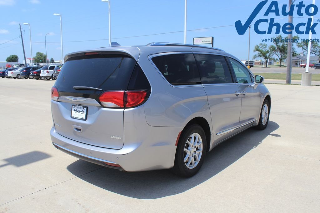 Used 2020 Silver Chrysler Touring L image 3